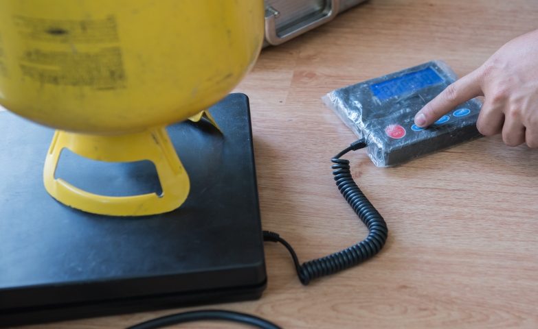 Odzysk recykling regeneracja - butla do czynnika chłodniczego na wadze