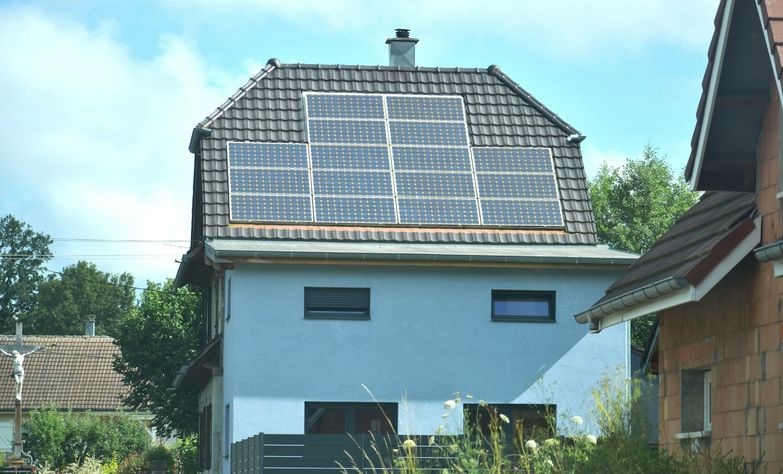 Panele PV na dachu domu jednorodzinnego
