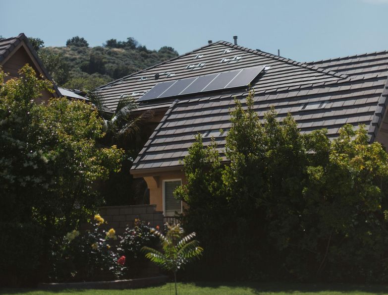 Ochrona odgromowa i przeciwprzepięciowa instalacji PV – najważniejsze informacje