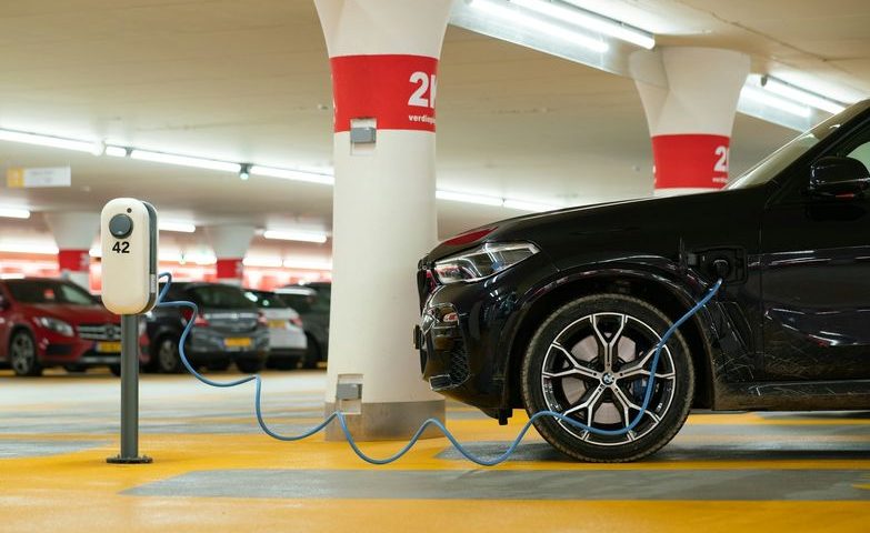 Ładowanie samochodu elektrycznego. Źródło: Unsplash