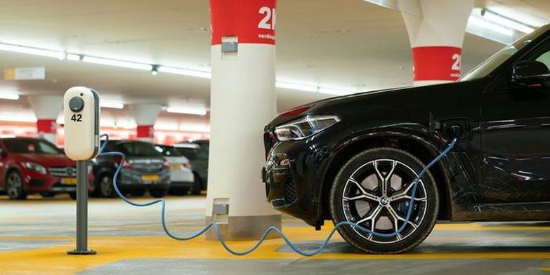 Ładowanie samochodu elektrycznego