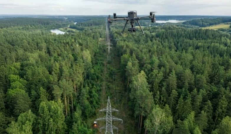 dron nad linią energetyczną