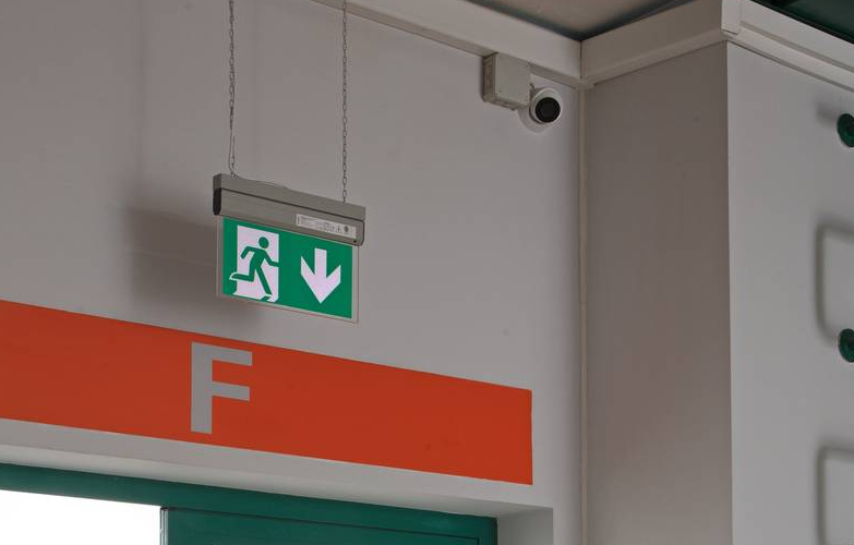 Oprawy oświetlenia awaryjnego. Zasady montażu i częste błędy